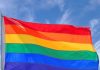Gemeente Ouder-Amstel hijst regenboogvlag tijdens Coming-Outdag Gemeente Ouder-Amstel hijst regenboogvlag tijdens Coming-Outdag