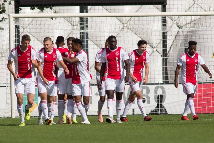 Ajax O19 deelt pak rammel uit aan AEK 019 Ajax O19 deelt pak rammel uit aan AEK 019