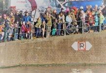 We zingen en we springen en we zijn zo blij… We zingen en we springen en we zijn zo blij…