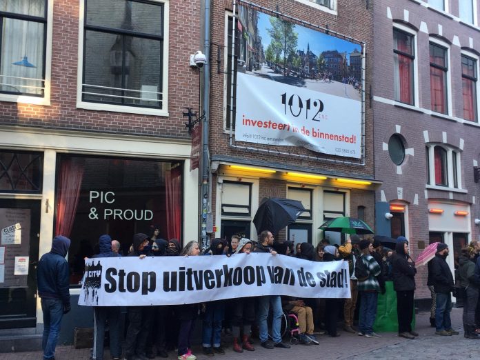 ADM-Sympathisanten kraken uit protest pand in de binnenstad Op zondag 28 oktober hebben een aantal ADM-sympathisanten een pand gekraakt op de wallen, Oudekerksplein 30. Dat heeft de facebook-groep ADM Amsterdam middels een persbericht op diezelfde FB pagina bekend gemaakt. ADM-Sympathisanten kraken uit protest pand in de binnenstad Op zondag 28 oktober hebben een aantal ADM-sympathisanten een pand gekraakt op de wallen, Oudekerksplein 30. Dat heeft de facebook-groep ADM Amsterdam middels een persbericht op diezelfde FB pagina bekend gemaakt.