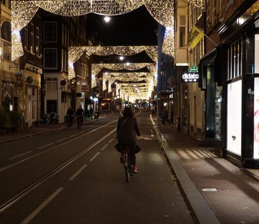 Utrechtsestraat nu ook sfeervol verlicht Utrechtsestraat nu ook sfeervol verlicht