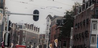 Sint en pieten openen feestelijk de Van Woustraat
