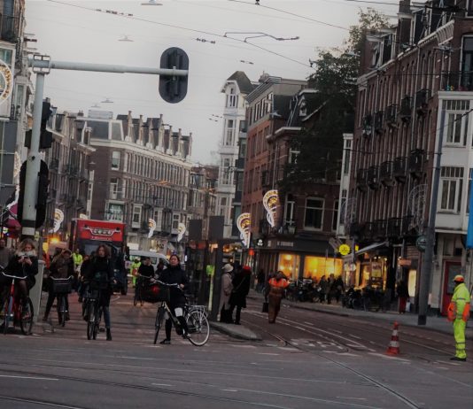 Sint en pieten openen feestelijk de Van Woustraat Sint en pieten openen feestelijk de Van Woustraat