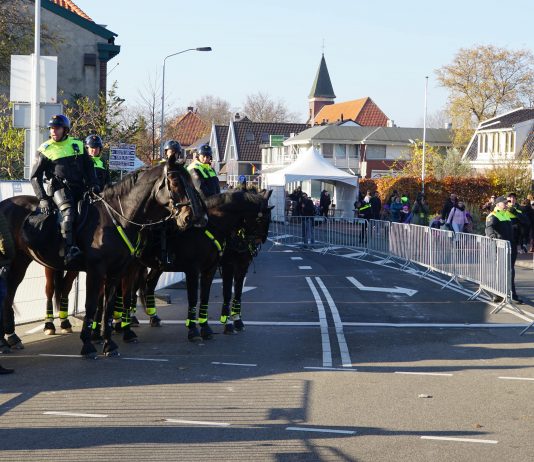 In 2019 zal het vast nog een stuk sfeervoller worden In 2019 zal het vast nog een stuk sfeervoller worden Sinterklaas is zaterdag samen met zijn pieten in Zaanstad aangekomen en de tocht is sfeervol verlopen melden diverse media. Ok, de kinderen langs de kant van de weg hadden het ogenschijnlijk naar hun zin en met het kroost ook hun bijbehorende ouders en/of verzorgers.