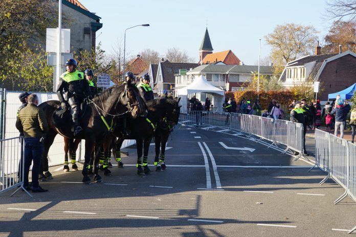 In 2019 zal het vast nog een stuk sfeervoller worden Sinterklaas is zaterdag samen met zijn pieten in Zaanstad aangekomen en de tocht is sfeervol verlopen melden diverse media. Ok, de kinderen langs de kant van de weg hadden het ogenschijnlijk naar hun zin en met het kroost ook hun bijbehorende ouders en/of verzorgers. In 2019 zal het vast nog een stuk sfeervoller worden Sinterklaas is zaterdag samen met zijn pieten in Zaanstad aangekomen en de tocht is sfeervol verlopen melden diverse media. Ok, de kinderen langs de kant van de weg hadden het ogenschijnlijk naar hun zin en met het kroost ook hun bijbehorende ouders en/of verzorgers.