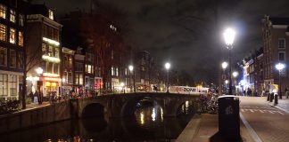 Het was dinsdagavond lekker vertoeven in het Amsterdamse wallengebied Het was dinsdagavond lekker vertoeven in het Amsterdamse wallengebied