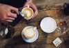 Bijzonder cadeau: een koffieworkshop Bijzonder cadeau: een koffieworkshop Kerstavond komt eraan. Bent u nog op zoek naar een leuk en bijzonder cadeau? Voor de echte koffieliefhebber is een koffieworkshop een geweldig idee. Er zijn verschillende plekken in Amsterdam waar koffieworkshops worden geven: