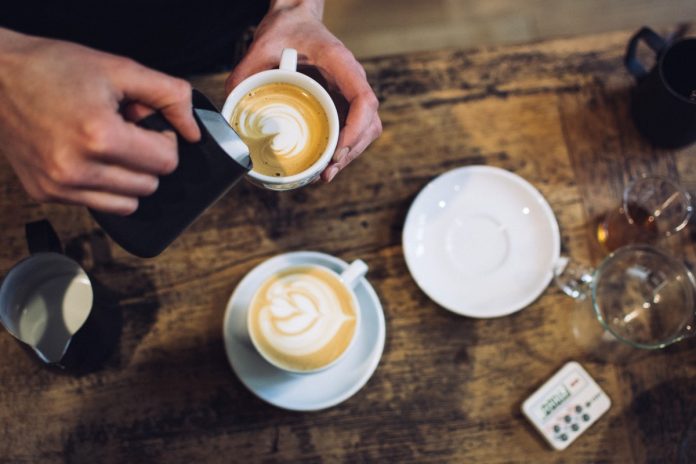 Bijzonder cadeau: een koffieworkshop Kerstavond komt eraan. Bent u nog op zoek naar een leuk en bijzonder cadeau? Voor de echte koffieliefhebber is een koffieworkshop een geweldig idee. Er zijn verschillende plekken in Amsterdam waar koffieworkshops worden geven: