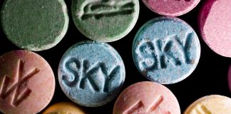 GroenLinks: ‘XTC moet legaal worden’ GroenLinks: ‘XTC moet legaal worden’ Politieke partij GroenLinks wil dat xtc gelegaliseerd wordt. Dat zegt Tweede Kamerlid Kathalijne Buitenweg in de Volkskrant. ‘De regering hoeft niet zelf de pillen te draaien, maar de overheid moet wel de regie willen nemen’, citeert de Volkskrant het Tweede Kamerlid