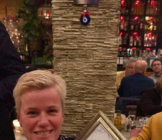 Mooi nieuws voor Ellie Lust maar hoe gaat het verder? Ellie Lust is woensdagavond door Roze in Blauw Amsterdam uitgeroepen tot erelid van het netwerk. “Als één van de oprichters van het netwerk heeft ze een buitengewone indruk achtergelaten zowel binnen de politie als voor de gehele LHBT+ gemeenschap.