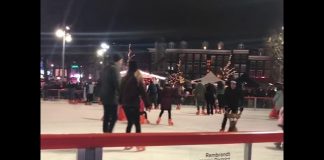 Gezellige drukte oudjaarsavond op Rembrandtplein in Amsterdam