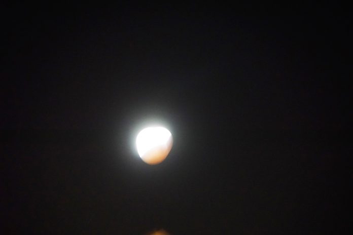 Prachtige verschijning 'Bloedmaan' boven Amsterdam