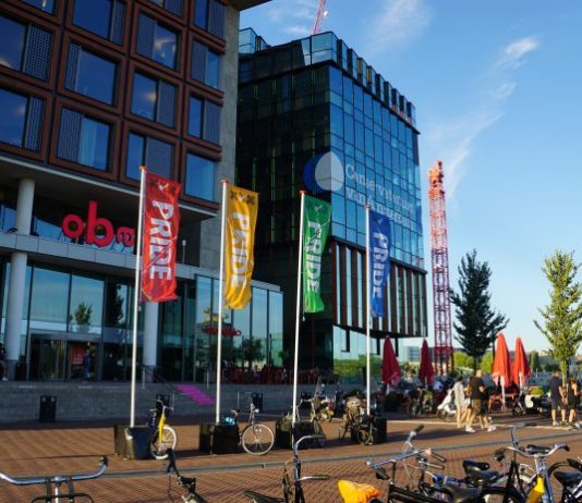 OBA 100 JAAR BUURTFESTIVAL IN DE PASSAGE HOERA: OBA BESTAAT OP 8 FEBRUARI 100 JAAR
