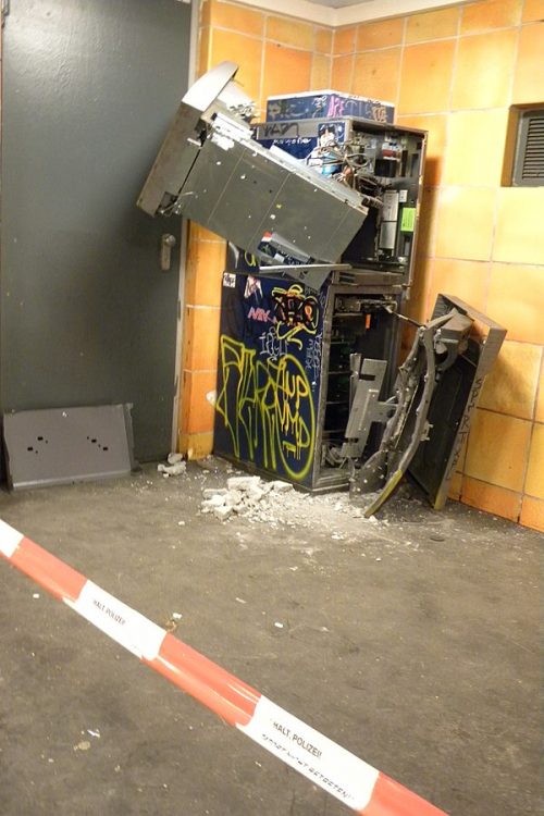 Hier volgt een oproep voor de plofkraak crimineel Hier volgt een oproep voor de plofkraak crimineel