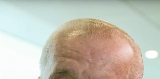Theo Hiddema ligt in de lappenmand Theo Hiddema ligt in de lappenmand
