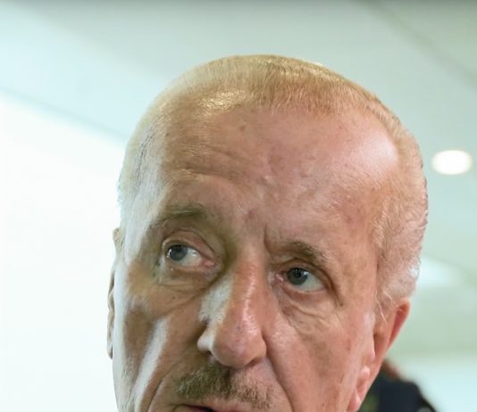 Theo Hiddema ligt in de lappenmand