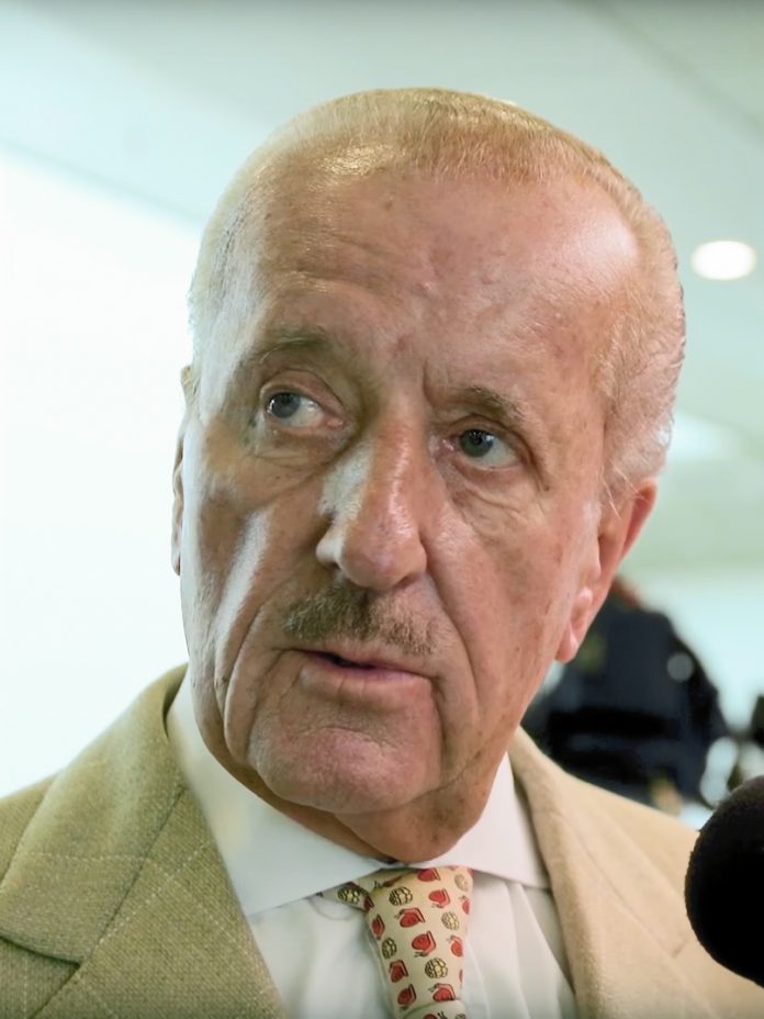 Theo Hiddema ligt in de lappenmand