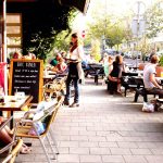 Café BAX Gegarandeerd dat je bij Café BAX op het terras een gezellige middag en/of avond hebt met je vaste vriendengroep. Bij de horecagelegenheid kun je 18 soorten bieren van de tap bestellen. Als het lekker weer is, dan is het ideaal om ze te drinken op het ruime terras van Bax. Daarnaast kun je er terecht voor een lekkere lunch en dito diner! Café BAX, adres: Ten Katestraat 119, 1053 CC Amsterdam Oud-West