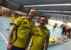 Geen winst Aristos ondanks inzet club Coryfeeën Geen winst Aristos ondanks inzet club Coryfeeën Aristos Amsterdam heeft zaterdagavond in de Eredivisie niet kunnen stunten tegen Hellas, de nummer 2 van de ranglijst. In Den Haag eindigde het duel uiteindelijk in 38-25. Aristos moest het in Den Haag stellen zonder topspeler Sep Ouderland én zag twee oudgedienden hun rentree maken bij de blauw/gelen. Zo werden voorzitter Remco Kensen en routinier Kevin Kreuger toegevoegd aan de ploeg die de huid zo duur mogelijk moest verkopen tegen Hellas in Zuid Holland.