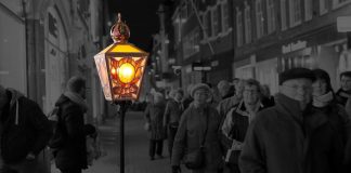 Duizenden bedevaartgangers lopen nachtelijke stille tocht door Amsterdam Duizenden bedevaartgangers lopen nachtelijke stille tocht door Amsterdam Op de avond van 16 maart 2019 komen duizenden bedevaartgangers uit het hele land naar Amsterdam, per touringcar, per fiets of zelfs te voet, om daar de Stille Omgang te lopen, een nachtelijke stille tocht door het centrum van Amsterdam.