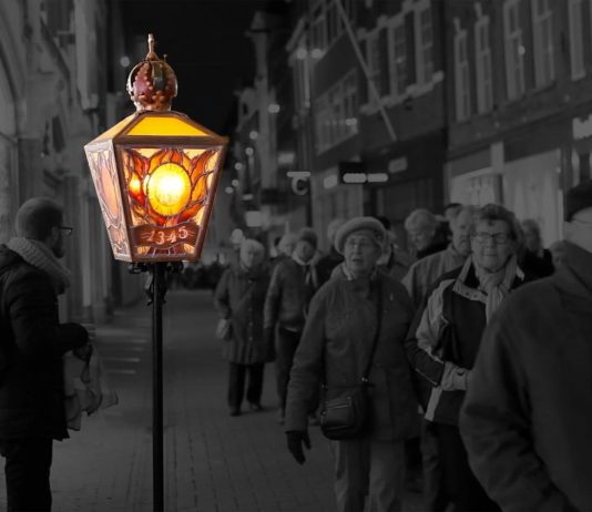 Duizenden bedevaartgangers lopen nachtelijke stille tocht door Amsterdam Duizenden bedevaartgangers lopen nachtelijke stille tocht door Amsterdam Op de avond van 16 maart 2019 komen duizenden bedevaartgangers uit het hele land naar Amsterdam, per touringcar, per fiets of zelfs te voet, om daar de Stille Omgang te lopen, een nachtelijke stille tocht door het centrum van Amsterdam.