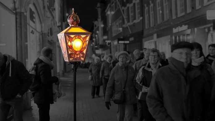 Duizenden bedevaartgangers lopen nachtelijke stille tocht door Amsterdam Op de avond van 16 maart 2019 komen duizenden bedevaartgangers uit het hele land naar Amsterdam, per touringcar, per fiets of zelfs te voet, om daar de Stille Omgang te lopen, een nachtelijke stille tocht door het centrum van Amsterdam. Duizenden bedevaartgangers lopen nachtelijke stille tocht door Amsterdam Op de avond van 16 maart 2019 komen duizenden bedevaartgangers uit het hele land naar Amsterdam, per touringcar, per fiets of zelfs te voet, om daar de Stille Omgang te lopen, een nachtelijke stille tocht door het centrum van Amsterdam.