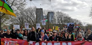 Duizenden betogers anti racisme demonstratie Amsterdam Verloop antiracisme demonstratie in Amsterdam Laatste update: 23-03-2019 | 18:37 Amsterdam - Zaterdagmiddag 23 maart 2019 vond in het centrum van Amsterdam een antiracisme demonstratie plaats. De politie was hierbij aanwezig om de grote stroom demonstranten te begeleiden en te voorkomen dat er ongeregeldheden zouden ontstaan. Voorafgaand waren door de Amsterdamse driehoek (burgemeester, officier van justitie en politiechef) al voorwaarden gesteld aan zowel de antiracisme demonstratie als eventuele tegendemonstraties, om het vreedzaam demonsteren voor alle partijen zo goed mogelijk te beschermen. De antiracisme demonstranten verzamelden zich aan het begin van de middag op de Dam om vervolgens rond 14.30 uur gezamenlijk naar het Jonas Daniël Meijerplein te lopen. Deze tocht verliep zonder incidenten. Ondertussen hadden zich op de Turfmarkt tegendemonstranten verzameld. Zij lieten daar hun geluid horen, terwijl de antiracisme demonstranten dit op het Jonas Daniël Meijerplein deden. Ook dit statische deel van de (tegen)demonstatie verliep rustig en zonder grote ongeregeldheden. Er werden drie personen aangehouden voor het verstoren van de openbare orde, het niet voldoen aan bevel of vordering of belediging. Daarnaast werd er ook een demonstrant aangehouden die nog gesignaleerd stond inzake een eerder gepleegde mishandeling.