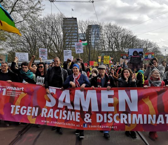 Verloop antiracisme demonstratie in Amsterdam Laatste update: 23-03-2019 | 18:37 Amsterdam - Zaterdagmiddag 23 maart 2019 vond in het centrum van Amsterdam een antiracisme demonstratie plaats. De politie was hierbij aanwezig om de grote stroom demonstranten te begeleiden en te voorkomen dat er ongeregeldheden zouden ontstaan. Voorafgaand waren door de Amsterdamse driehoek (burgemeester, officier van justitie en politiechef) al voorwaarden gesteld aan zowel de antiracisme demonstratie als eventuele tegendemonstraties, om het vreedzaam demonsteren voor alle partijen zo goed mogelijk te beschermen. De antiracisme demonstranten verzamelden zich aan het begin van de middag op de Dam om vervolgens rond 14.30 uur gezamenlijk naar het Jonas Daniël Meijerplein te lopen. Deze tocht verliep zonder incidenten. Ondertussen hadden zich op de Turfmarkt tegendemonstranten verzameld. Zij lieten daar hun geluid horen, terwijl de antiracisme demonstranten dit op het Jonas Daniël Meijerplein deden. Ook dit statische deel van de (tegen)demonstatie verliep rustig en zonder grote ongeregeldheden. Er werden drie personen aangehouden voor het verstoren van de openbare orde, het niet voldoen aan bevel of vordering of belediging. Daarnaast werd er ook een demonstrant aangehouden die nog gesignaleerd stond inzake een eerder gepleegde mishandeling.