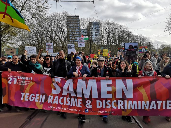 Verloop antiracisme demonstratie in Amsterdam Laatste update: 23-03-2019 | 18:37 Amsterdam - Zaterdagmiddag 23 maart 2019 vond in het centrum van Amsterdam een antiracisme demonstratie plaats. De politie was hierbij aanwezig om de grote stroom demonstranten te begeleiden en te voorkomen dat er ongeregeldheden zouden ontstaan. Voorafgaand waren door de Amsterdamse driehoek (burgemeester, officier van justitie en politiechef) al voorwaarden gesteld aan zowel de antiracisme demonstratie als eventuele tegendemonstraties, om het vreedzaam demonsteren voor alle partijen zo goed mogelijk te beschermen. De antiracisme demonstranten verzamelden zich aan het begin van de middag op de Dam om vervolgens rond 14.30 uur gezamenlijk naar het Jonas Daniël Meijerplein te lopen. Deze tocht verliep zonder incidenten. Ondertussen hadden zich op de Turfmarkt tegendemonstranten verzameld. Zij lieten daar hun geluid horen, terwijl de antiracisme demonstranten dit op het Jonas Daniël Meijerplein deden. Ook dit statische deel van de (tegen)demonstatie verliep rustig en zonder grote ongeregeldheden. Er werden drie personen aangehouden voor het verstoren van de openbare orde, het niet voldoen aan bevel of vordering of belediging. Daarnaast werd er ook een demonstrant aangehouden die nog gesignaleerd stond inzake een eerder gepleegde mishandeling. Verloop antiracisme demonstratie in Amsterdam Laatste update: 23-03-2019 | 18:37 Amsterdam - Zaterdagmiddag 23 maart 2019 vond in het centrum van Amsterdam een antiracisme demonstratie plaats. De politie was hierbij aanwezig om de grote stroom demonstranten te begeleiden en te voorkomen dat er ongeregeldheden zouden ontstaan. Voorafgaand waren door de Amsterdamse driehoek (burgemeester, officier van justitie en politiechef) al voorwaarden gesteld aan zowel de antiracisme demonstratie als eventuele tegendemonstraties, om het vreedzaam demonsteren voor alle partijen zo goed mogelijk te beschermen. De antiracisme demonstranten verzamelden zich aan het begin van de middag op de Dam om vervolgens rond 14.30 uur gezamenlijk naar het Jonas Daniël Meijerplein te lopen. Deze tocht verliep zonder incidenten. Ondertussen hadden zich op de Turfmarkt tegendemonstranten verzameld. Zij lieten daar hun geluid horen, terwijl de antiracisme demonstranten dit op het Jonas Daniël Meijerplein deden. Ook dit statische deel van de (tegen)demonstatie verliep rustig en zonder grote ongeregeldheden. Er werden drie personen aangehouden voor het verstoren van de openbare orde, het niet voldoen aan bevel of vordering of belediging. Daarnaast werd er ook een demonstrant aangehouden die nog gesignaleerd stond inzake een eerder gepleegde mishandeling.