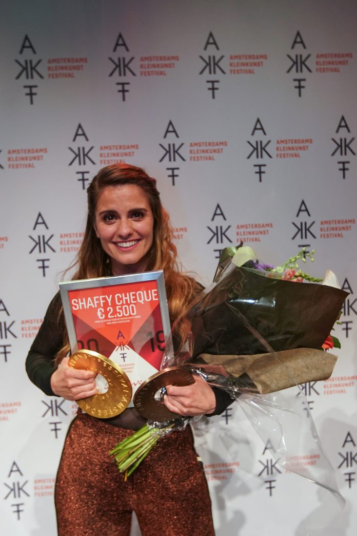 Rosa da Silva wint AKF Sonneveldprijs en AKF Publieksprijs 2019 Op maandag 8 april 2019 heeft Rosa da Silva in De Kleine Komedie in Amsterdam de AKF Sonneveldprijs, de AKF Publieksprijs en Shaffy Cheque ter waarde van 2.500,- euro gewonnen. Naast haar stonden Meester Alex (begeleid door Lucas Thijs) en Bart Melief in de zinderende finale. De prijs werd eerder gewonnen door o.a. Van der Laan en Woe, Lonneke Dort, Yentl en de Boer, Stefano Keizers en Glodi Lugungu. Rosa da Silva wint AKF Sonneveldprijs en AKF Publieksprijs 2019 Op maandag 8 april 2019 heeft Rosa da Silva in De Kleine Komedie in Amsterdam de AKF Sonneveldprijs, de AKF Publieksprijs en Shaffy Cheque ter waarde van 2.500,- euro gewonnen. Naast haar stonden Meester Alex (begeleid door Lucas Thijs) en Bart Melief in de zinderende finale. De prijs werd eerder gewonnen door o.a. Van der Laan en Woe, Lonneke Dort, Yentl en de Boer, Stefano Keizers en Glodi Lugungu.