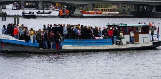 Koningsdag 2019: Bootjesinvasie in Amsterdam begonnen Koningsdag 2019: Bootjesinvasie in Amsterdam begonnen