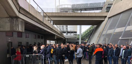 Supporters halen wedstrijdkaart Tottenham Hotspurs tegen Ajax op