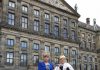Willem en Maxima vermaken publiek in gay bar Queers Willem en Maxima vermaken het publiek in gay bar Queers