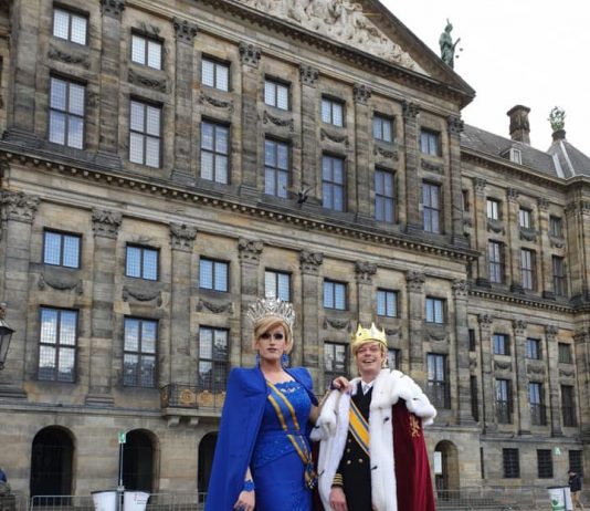 Willem en Maxima vermaken het publiek in gay bar Queers