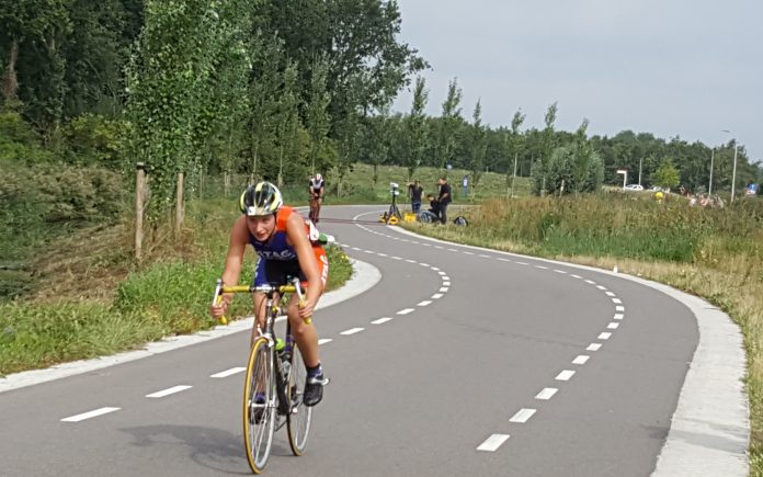 Sportbikkels maken zich langzaam op voor Triatlon Sportbikkels maken zich langzaam op voor Triatlon