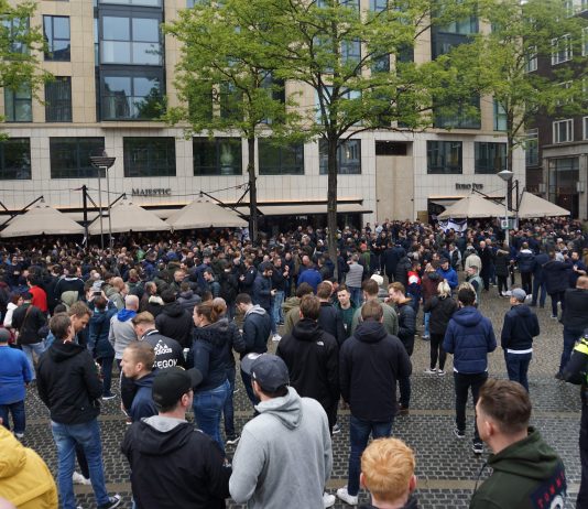 Engelsen zingen vast in voor Ajax tegen Tottenham