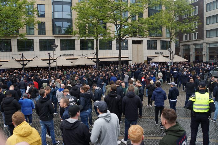 Engelsen zingen vast in voor Ajax tegen Tottenham