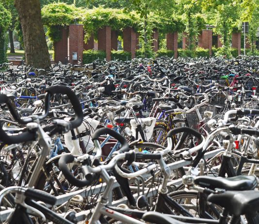 Met deze tips ben je beter voorbereid tegen fietsdiefstal! Met deze tips ben je beter voorbereid tegen fietsdiefstal! Fietsenrekken spelen een belangrijke rol in strijd tegen fietsendieven. Fietsenrekken die in een bewaakte fietsenstalling staan al helemaal. In dat kader werkt de Gemeente Amsterdam constant aan verbetering en uitbreiding van de fietsenstalling in de stad. Want, op het moment van dit schrijven