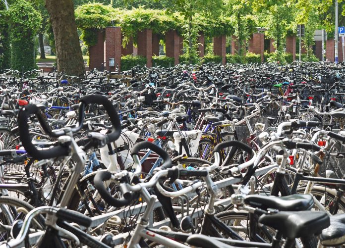 Met deze tips ben je beter voorbereid tegen fietsdiefstal! Fietsenrekken spelen een belangrijke rol in strijd tegen fietsendieven. Fietsenrekken die in een bewaakte fietsenstalling staan al helemaal. In dat kader werkt de Gemeente Amsterdam constant aan verbetering en uitbreiding van de fietsenstalling in de stad. Want, op het moment van dit schrijven