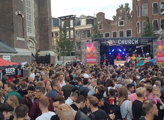 Vogelvrij de vrijheid vieren bij Homomonument in Amsterdam