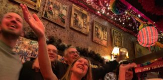 Ontlading in café Ruk & Pluk na songfestivalwinst Nederland Ontlading in café Ruk & Pluk na songfestivalwinst Nederland