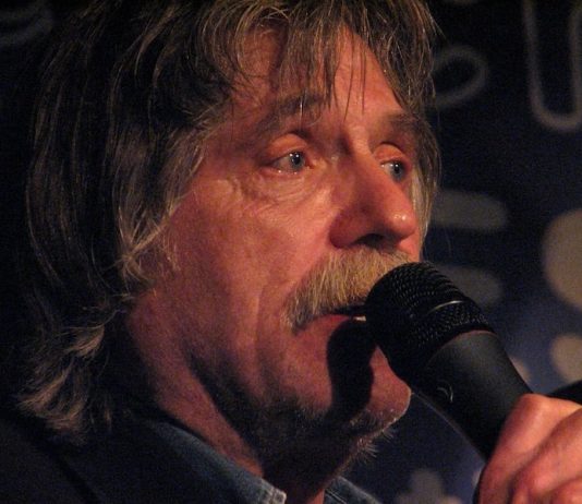 Drukt Johan Derksen nog steeds zijn snor? Drukt Johan Derksen nog steeds zijn snor? Het lijkt er wel op. Johan Derksen is nog steeds van harte welkom als hij mee wil doen aan het debat #SorryJohan, Time's Up in De Balie in Amsterdam over homofobie in het voetbal. Dat laat de organisatie weten. De voetbalanalist is uitgenodigd, maar heeft bedankt. Dat schrijft rtlboulevard.nl.