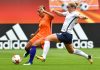Oranje Leeuwinnen kijken op groot scherm in Amsterdam