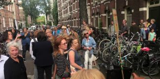 Warm en vrolijk ogend lawaaiprotest Stadshout Amsterdam