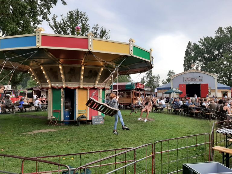 De Parade karavaan is sinds vrijdagavond weer geopend voor het Amsterdams publiek. In het Martin Luther Kingpark tref je een legio aan theatertenten