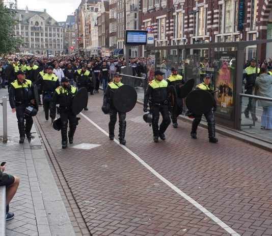 VTA wandelde mee met PAOK Saloniki fans in Amsterdam VTA wandelde mee met PAOK Saloniki fans in Amsterdam