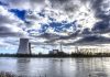 Kernenergie: wapen tegen klimaatverandering? Nederland staat aan het begin van de energietransitie. Zonne- en windenergie worden gezien als de energiebronnen van de toekomst. Er wordt ook hoopvol gekeken naar waterstofgas als een duurzaam alternatief voor aardgas en kool. Eén CO2-vrije energiebron lijkt zijn rentree te maken in het publieke debat: kernenergie.