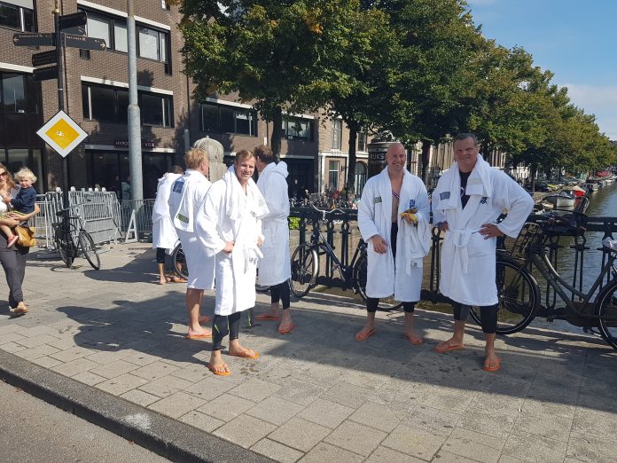 Organisatie Amsterdam City Swim adviseert wetsuite Organisatie Amsterdam City Swim adviseert wetsuite