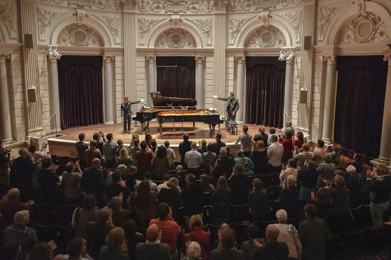 Staande ovatie en toegift Around the World on Two Pianos