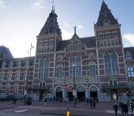 Klimaatactivisten lijken klaar voor protest bij Rijksmuseum Klimaatactivisten lijken klaar voor protest bij Rijksmuseum